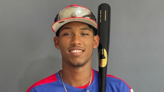 Royals agree to terms with Dominican infield prospect