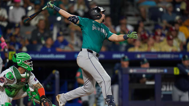 Cal Raleigh hits 47th homer at Little League Classic
