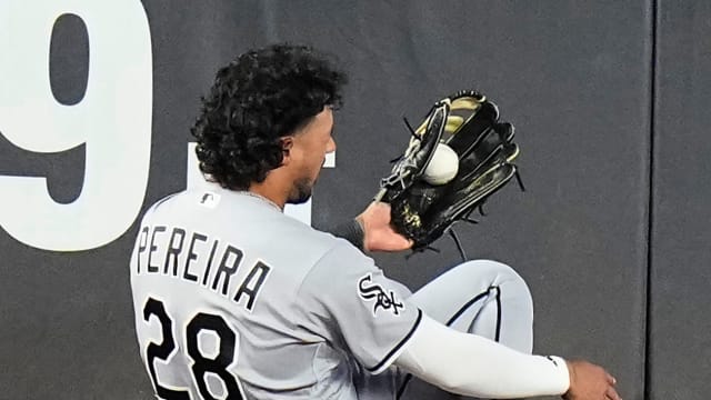 Julio Rodríguez makes wild catch on chaotic line drive
