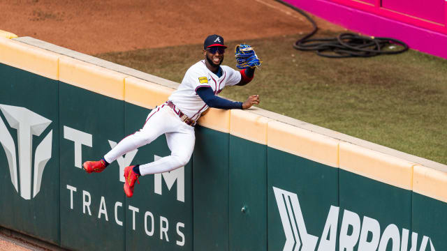 Jurickson Profar climbs wall to rob homer