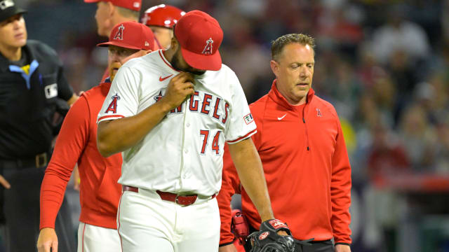 Kenley Jansen leaves game vs. Red Sox with pec injury