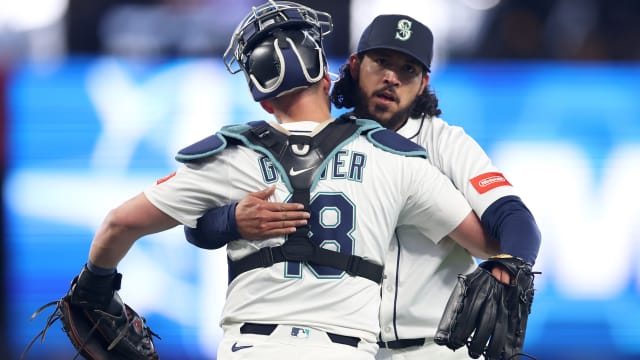 Mariners pick up Andrés Muñoz's option for 2026, decline Mitch Garver's option