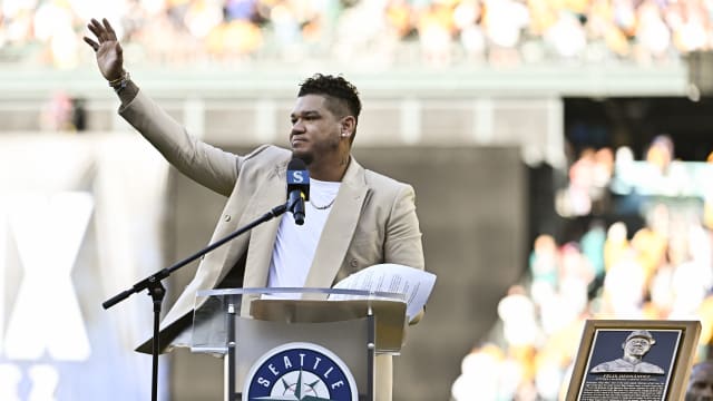 Felix Hernandez's son threw a Father's Day first pitch in a full Mariners  uniform