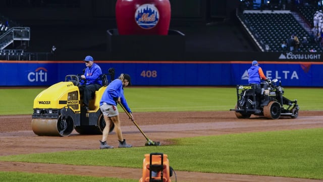 Pop-up in Giants-Dodgers game causes mayhem on field in wacky scene of  events