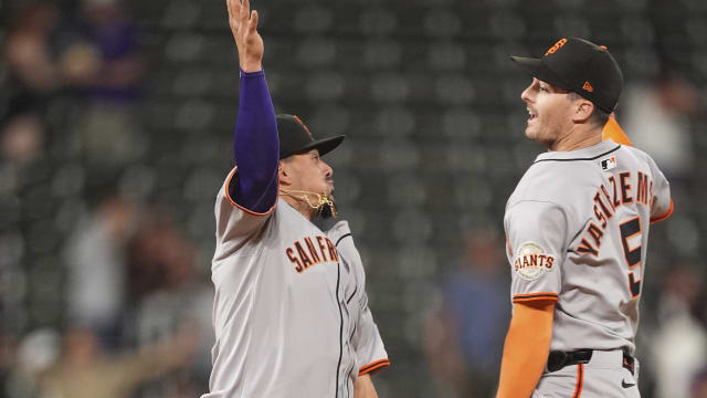 Giants rally for 4 runs in 9th to beat Rockies