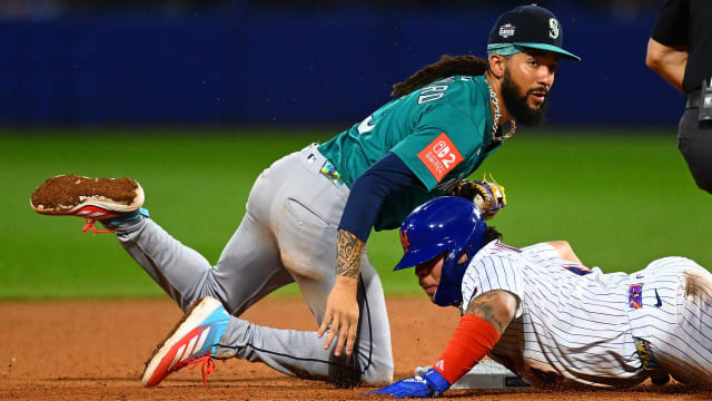 Francisco Alvarez leaves game with injury to right hand