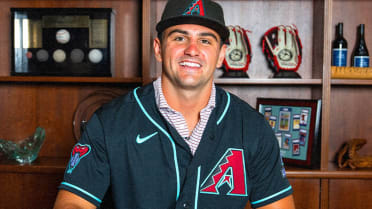 'Pretty unreal': D-backs' first-round pick signs, then takes BP with a legend