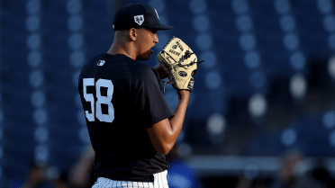 Giants acquire pair of top prospects from Yankees for Ramos