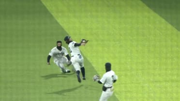Yankees prospects team up to turn a high-flying double play