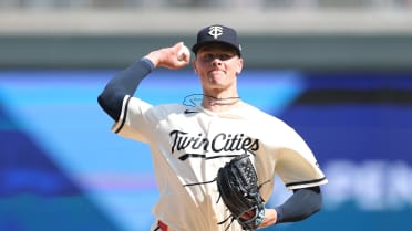 Twins designate Woods Richardson, recall Klein from Triple-A