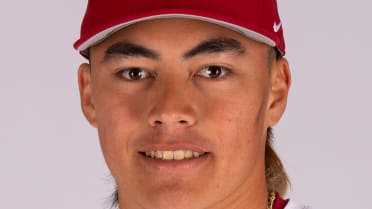 'I love you, Arkansas': '25 Draft prospect Wehiwa Aloy wins Golden Spikes Award