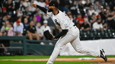 Mariners get Domínguez for 'pen help in Castillo trade with White Sox