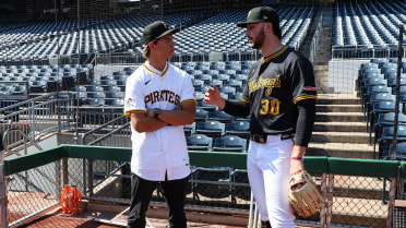 No. 6 pick Hernandez signs for HS pitcher record, then meets Skenes
