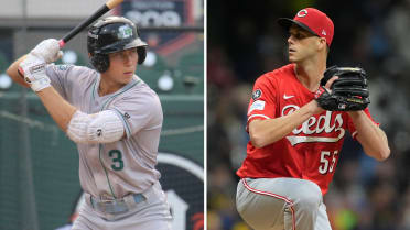 Bucs trade Hayes to Reds for SS prospect, LHP Rogers