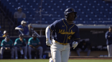 Peña shows off pop with loud 3-run blast in Spring Breakout game