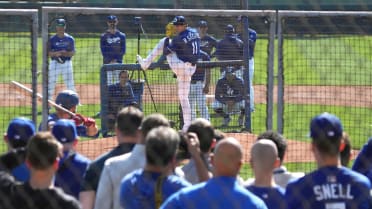 Crowd gathers for Sasaki's first live BP, which doesn't disappoint