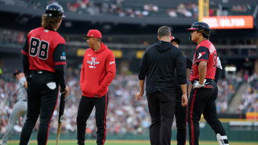 Murakami (right hamstring strain) to miss 4 to 6 weeks; MiLB slugger Gonzalez summoned