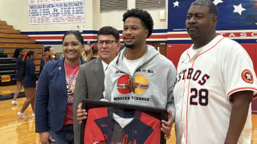 Humble event: Matthews' high school jersey retired
