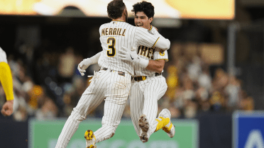 'Living the dream': Padres take hold of 2nd WC spot on Salas' walk-off hit