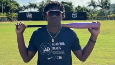 Potential 5-tool standout Hernandez among Padres' 2026 int'l signings