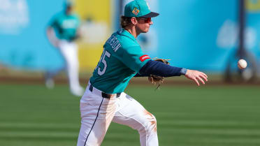 Mariners top prospect Emerson agrees to biggest deal for player yet to debut (report)