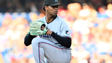 Cubs get Cabrera from Marlins for No. 1 prospect Caissie, 2 others (source)