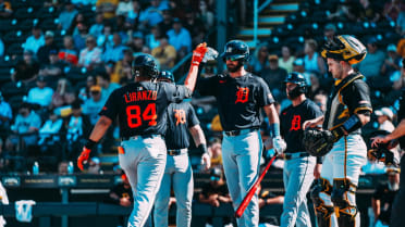 Top prospect Liranzo's 1st HR a no-doubter ... to everyone but him