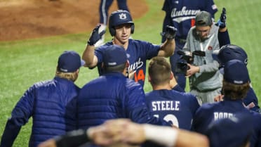 Auburn sophomore opens season with emotional homer after mother's passing