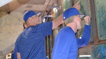 Cubs rookies get ‘surreal’ Green Monster experience