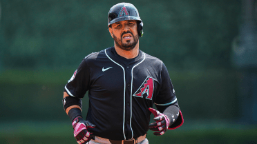 D-backs get 3 of Mariners' top 20 prospects for Suárez (source)
