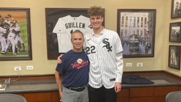 Schultz invites longtime pitching coach to White Sox debut