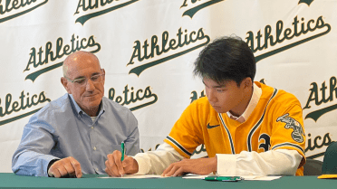 18-year-old two-way Japanese slugger signs record-setting deal with A's