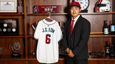 Two-way standout, a projected top pick in KBO Draft, signs with D-backs