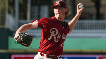 D-backs add pitching prospects, send vet Kelly to Rangers (sources)