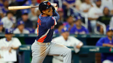 Jones drives in Netherlands' first run of Classic with his HOF father watching ... from the dugout