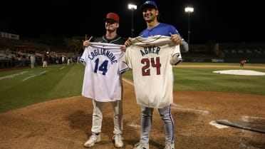 Caglianone swaps jerseys with old friend at Spring Breakout