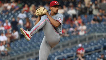 After dealing for 4, Burns loses steam as Reds drop second straight in D.C.