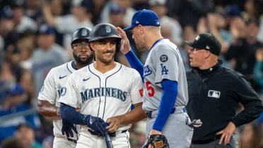 Ford picks up first career hit -- with his childhood hero standing at first