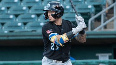 After historic 30th, Fischer's home run binge reaches 4 straight games
