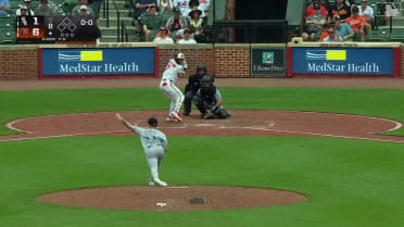 Pirates trade Draft pick to White Sox in deal for infield, bullpen help