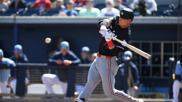 Twins top prospect injures shoulder on high-octane crash at center-field wall