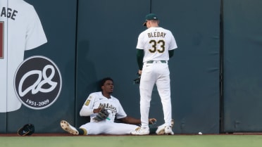 Clarke makes (another) sensational catch, then leaves game with shoulder injury