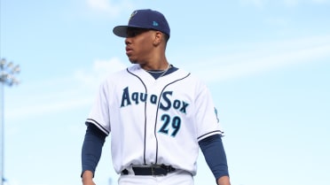 How switch-pitching prospect's routine is evolving