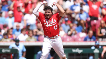 Stewart has debut to remember after Reds walk it off vs. Jays