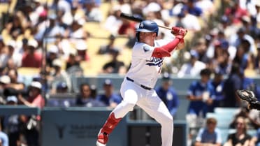 Ward finally makes it to Dodger Stadium, promptly hits 1st MLB HR