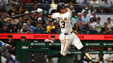Flores' 1st big league HR sparks 4-run frame for Bucs ... and goes 440 feet