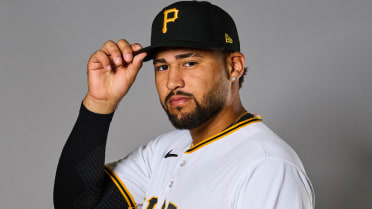 Pirates call up hard-throwing prospect Kelly for MLB debut