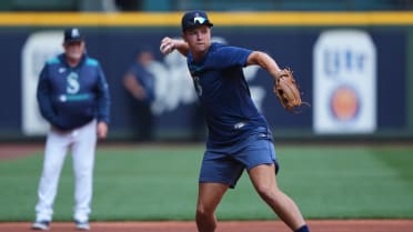 Pike Place, Space Needle, batting practice: Reese packs a lot into 1st trip to Seattle