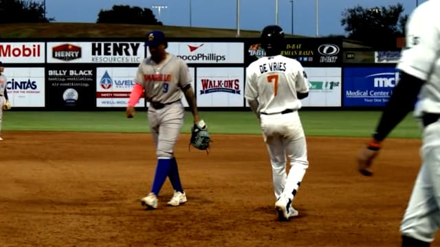 Leo De Vries' three-hit game