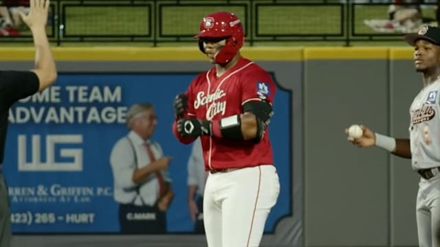 Alfredo Duno's three-hit night